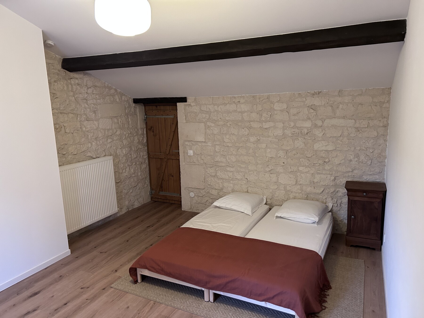 Chambre 5 - deux lits simples et mur en pierre apparente